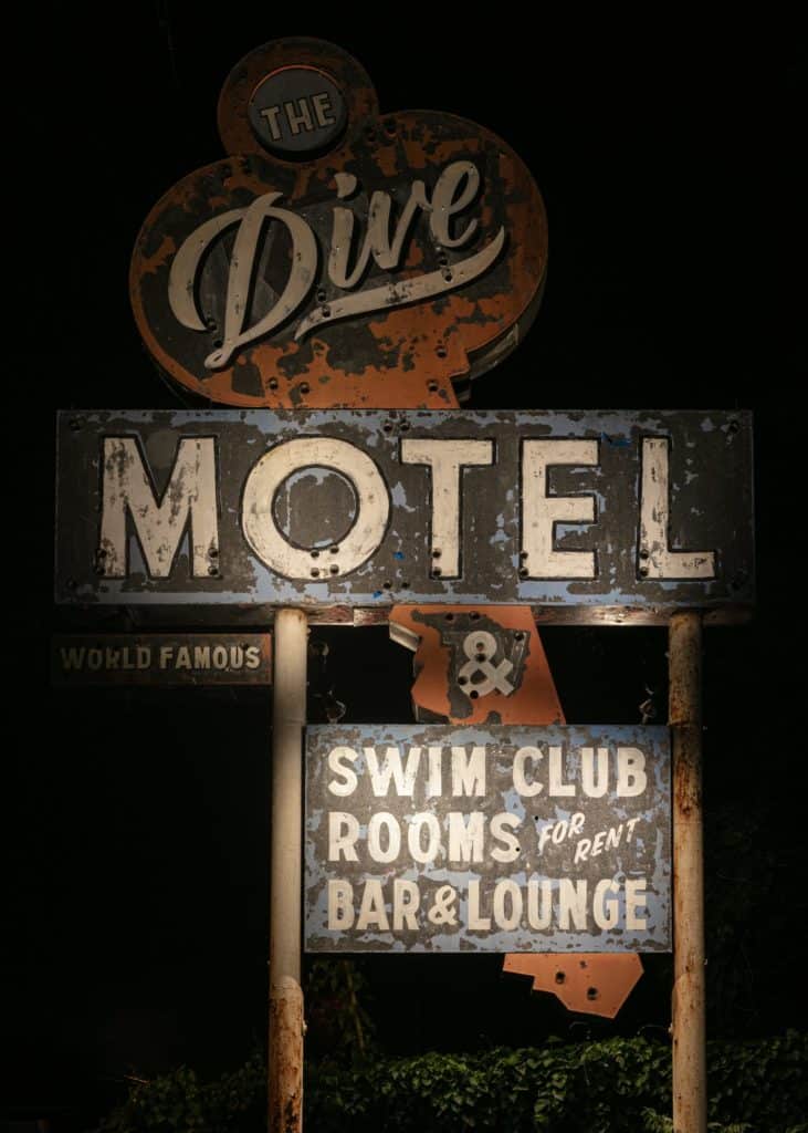 Dive Motel Bar 16 1